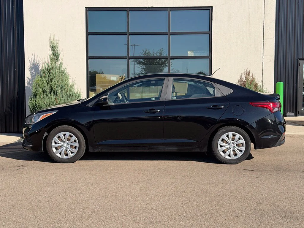 Used 2018 Black Hyundai SE image 2