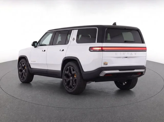 Used 2024  Rivian Adventure image 7