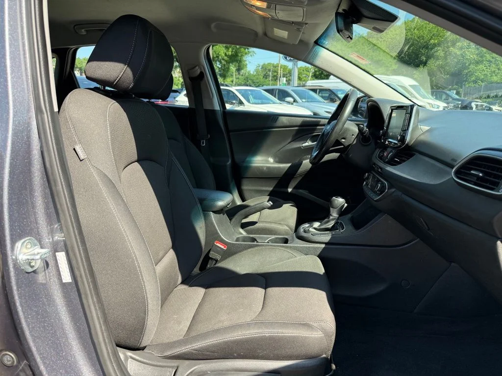 Used 2018 White Hyundai Base image 25