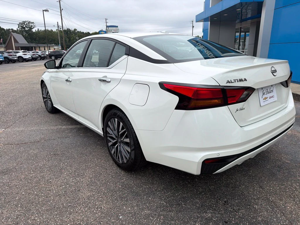 Used 2025 White Nissan SV image 3