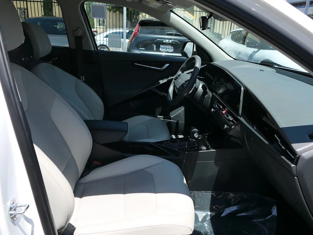 Used 2024 White Kia EX Touring image 27