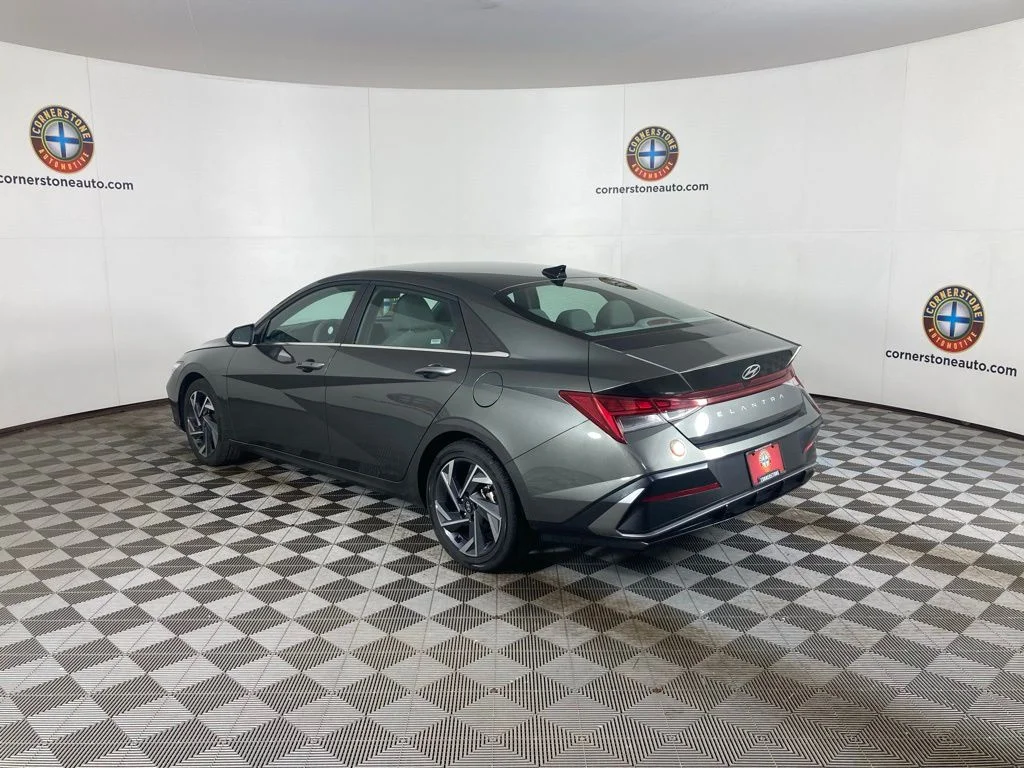 Used 2025 Gray Hyundai SEL Convenience image 21