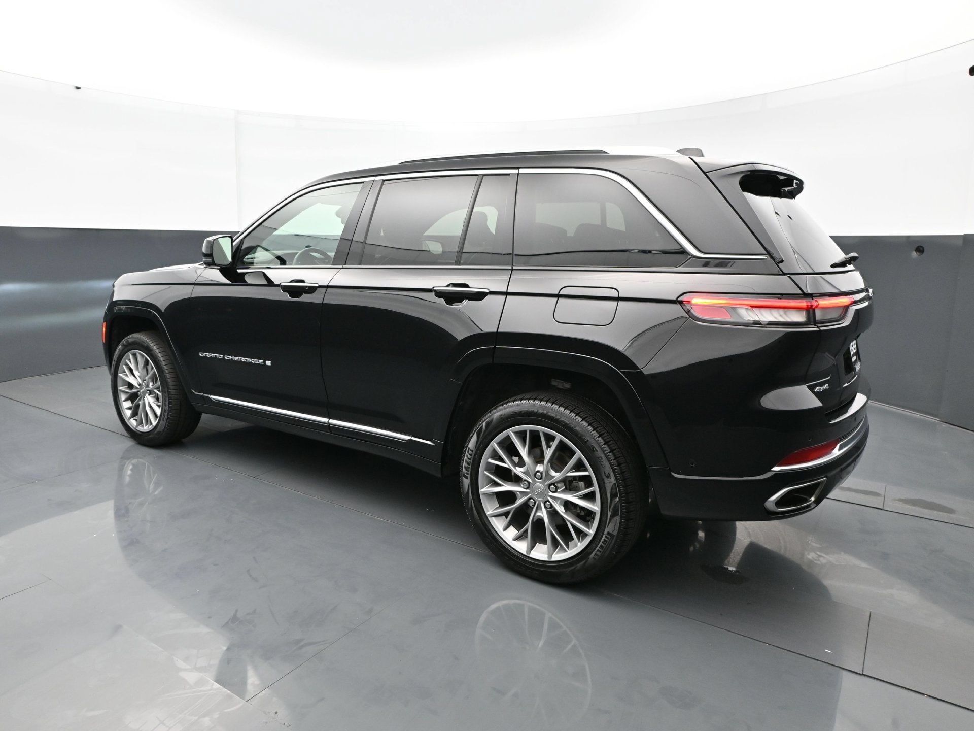 Used 2023 Diamond Black Crystal Pearlcoat Jeep Summit image 4