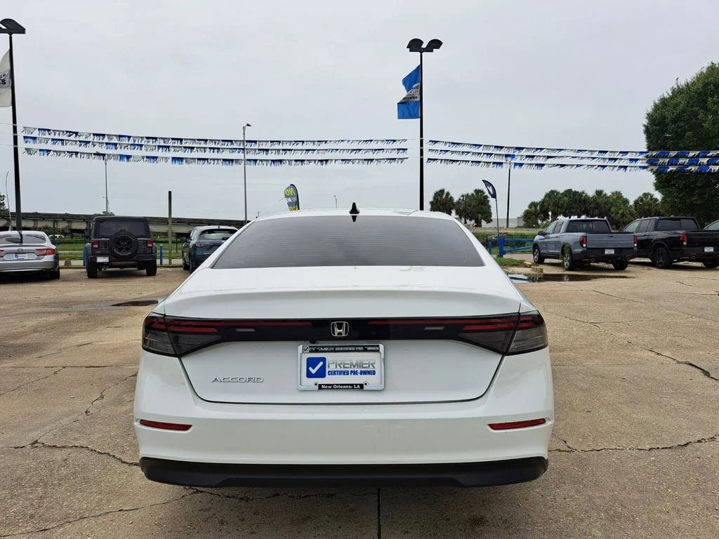 Certified Used 2025 Platinum White Pearl Honda SE image 6