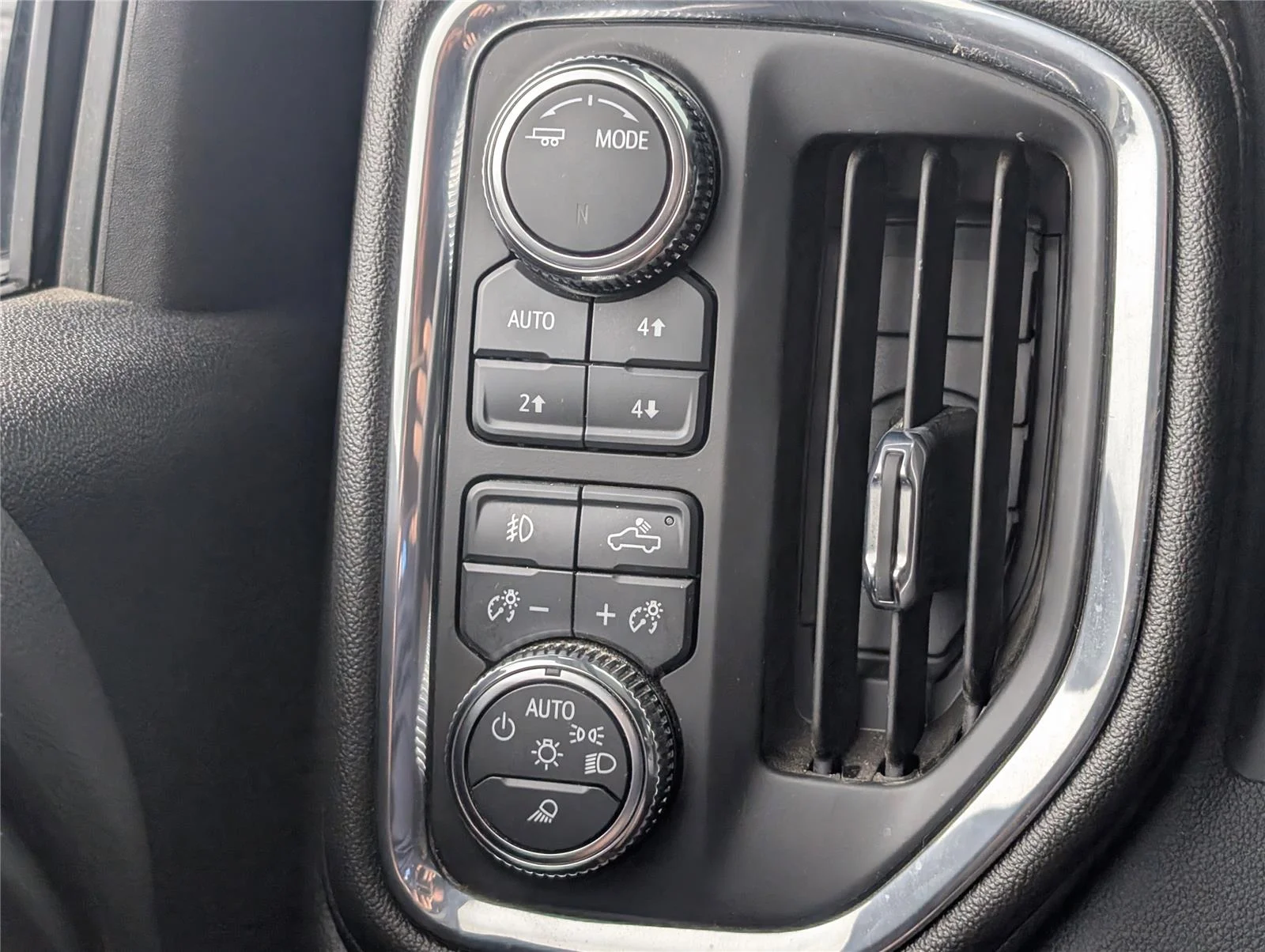 Used 2023 White Frost Tricoat GMC Denali image 31