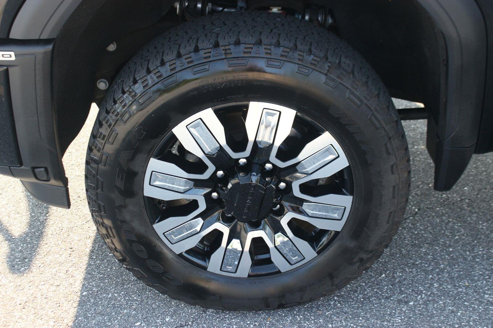 Used 2025 Onyx Black GMC Denali image 39