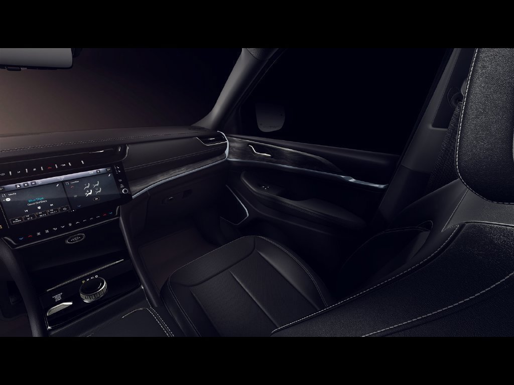 New 2026 Diamond Black Crystal Pearl-Coat Exterior Paint Jeep Limited Reserve image 7