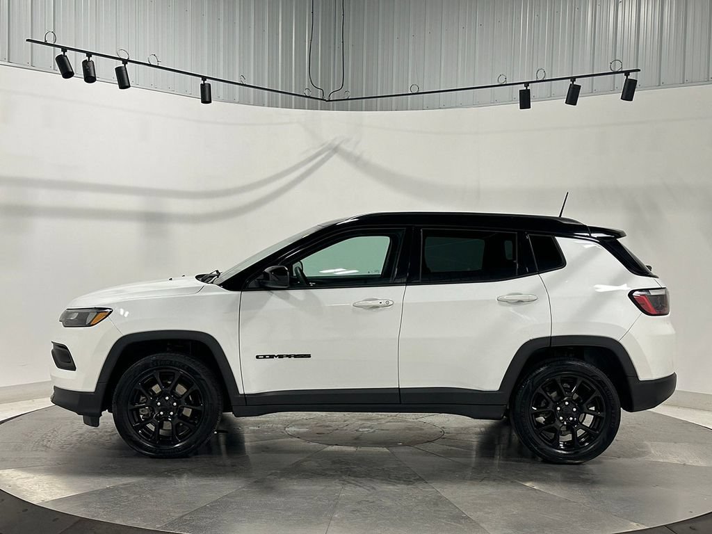 Used 2023  Jeep Altitude image 14