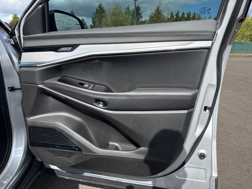 Used 2025 Silver Zynith Clearcoat Jeep Limited image 26