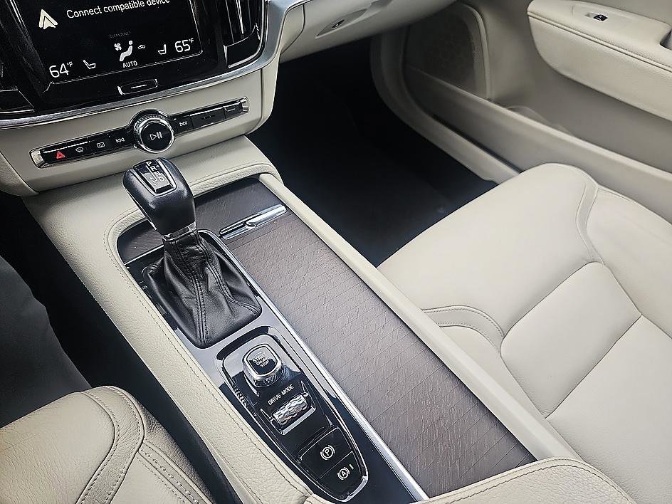 Used 2018 Denim Blue Metallic Volvo T6 AWD image 22