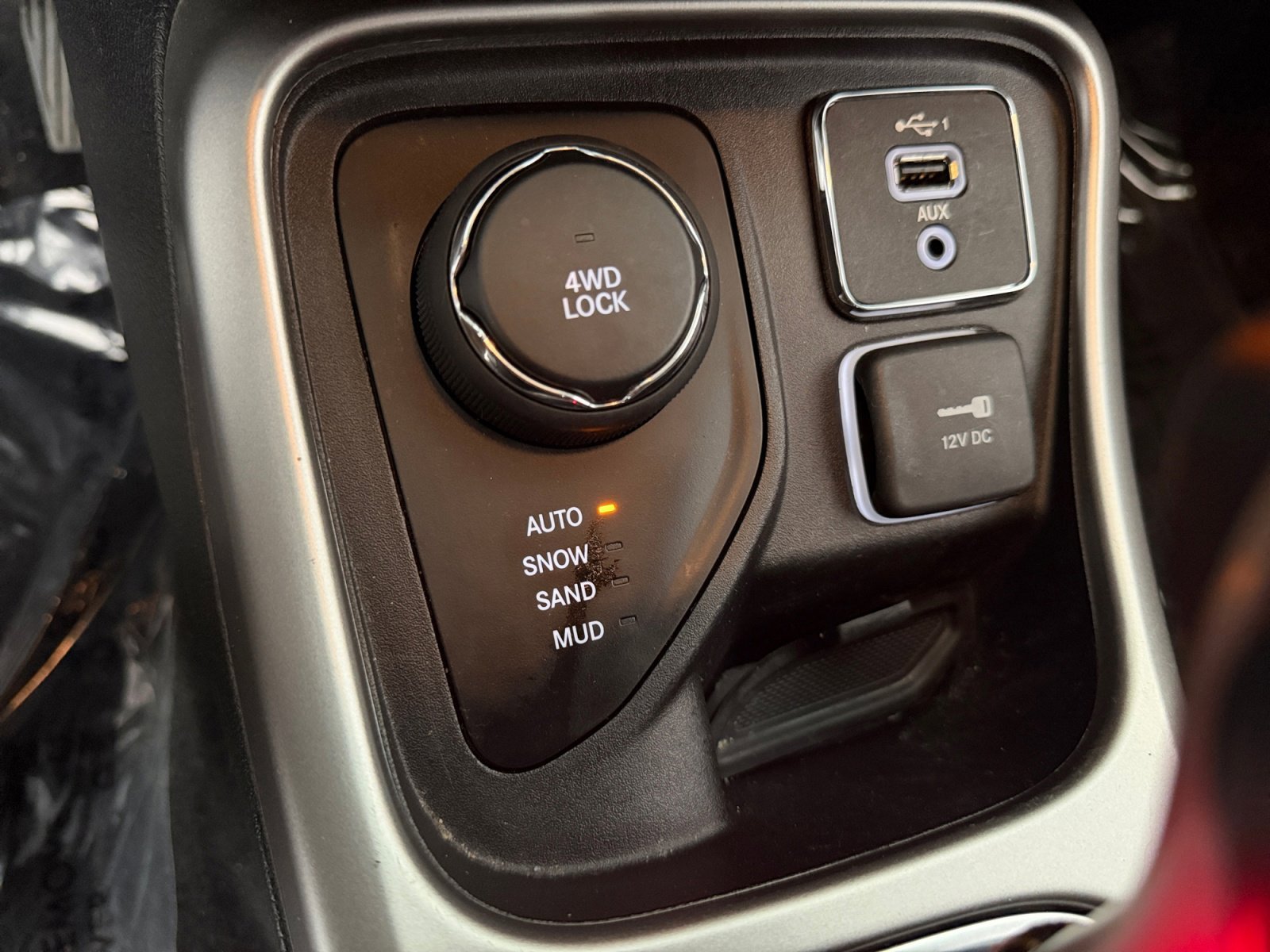 Used 2019 Diamond Black Crystal Pearlcoat Jeep Latitude image 24
