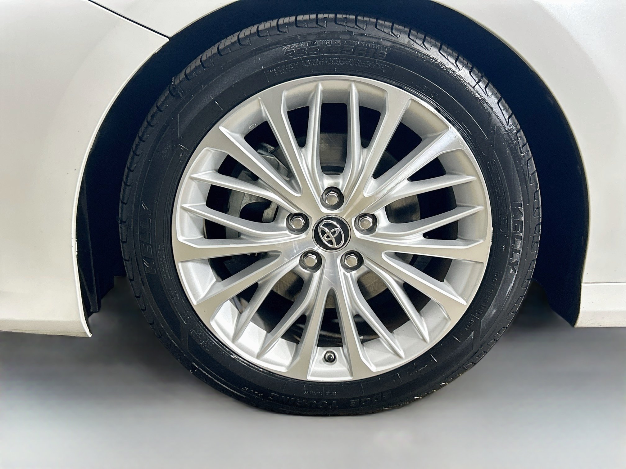 Used 2018 Wind Chill Pearl Toyota XLE image 32
