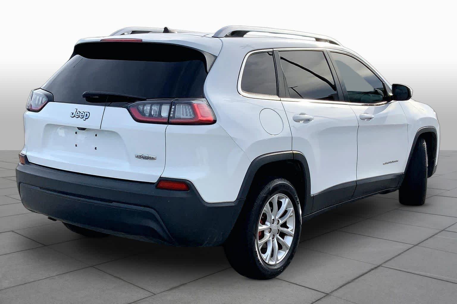 Used 2019 Bright White Clearcoat Jeep Latitude image 12