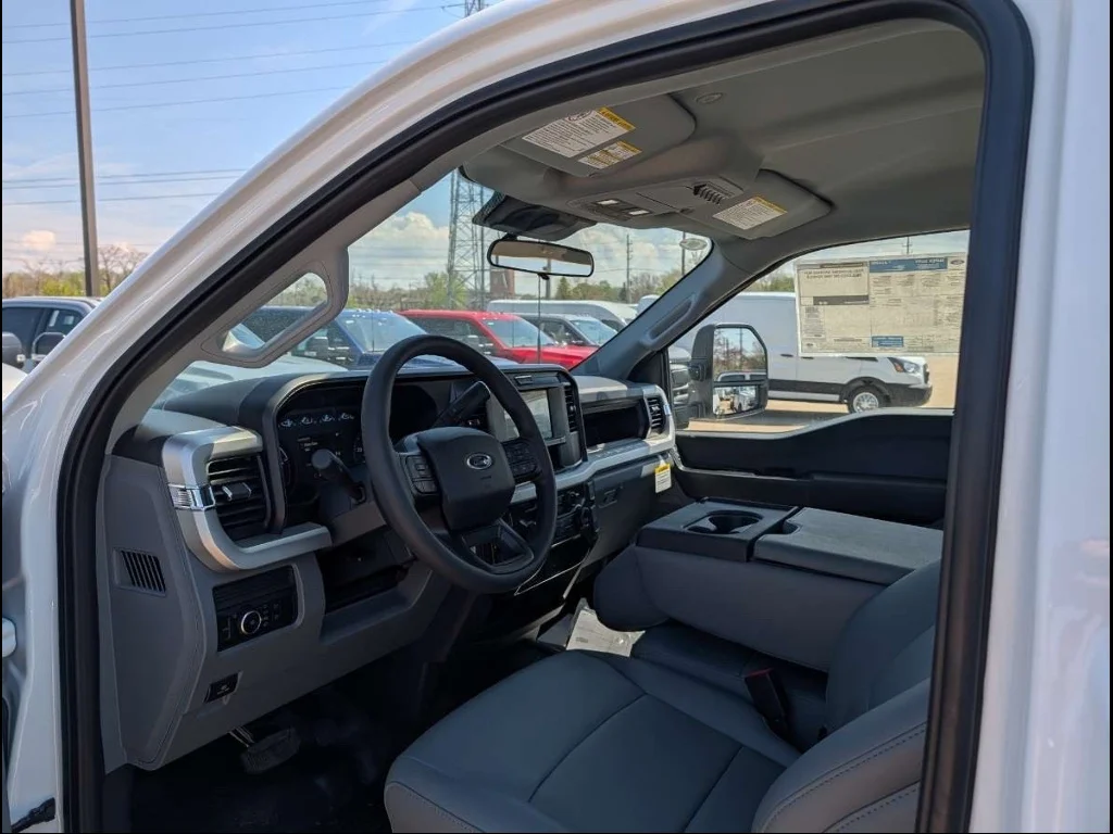 New 2026 Oxford White FORD TRUCK F-550® XL image 4