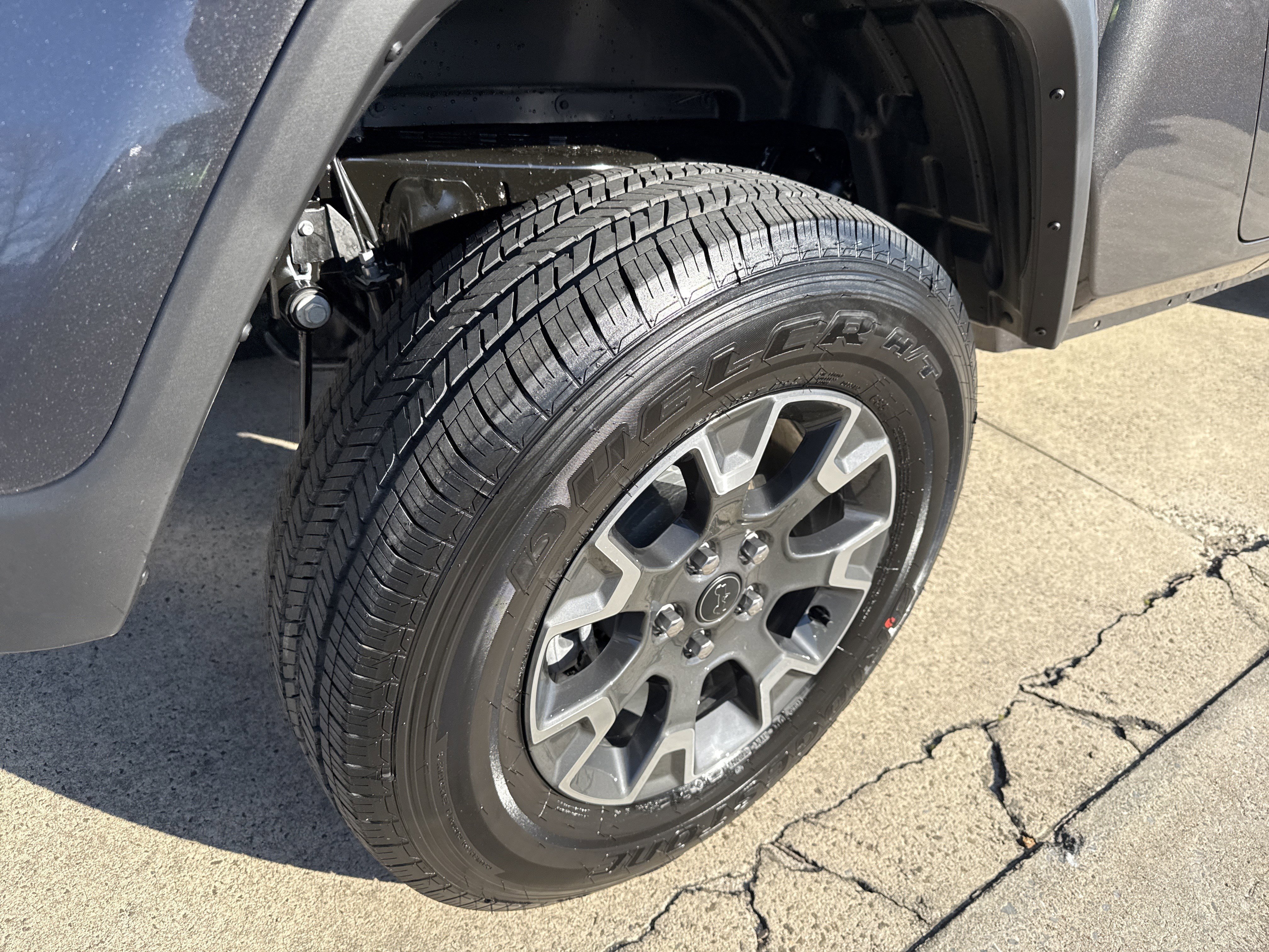 New 2026 Granite Crystal Metallic Clearcoat Jeep Sahara image 19