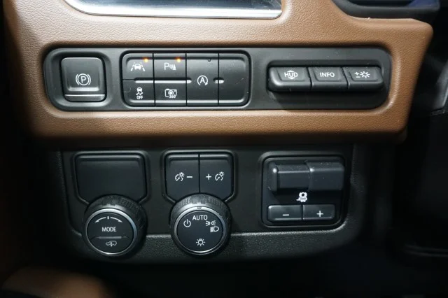 Used 2023 ORODESCENT_PEAR Chevrolet High Country image 36
