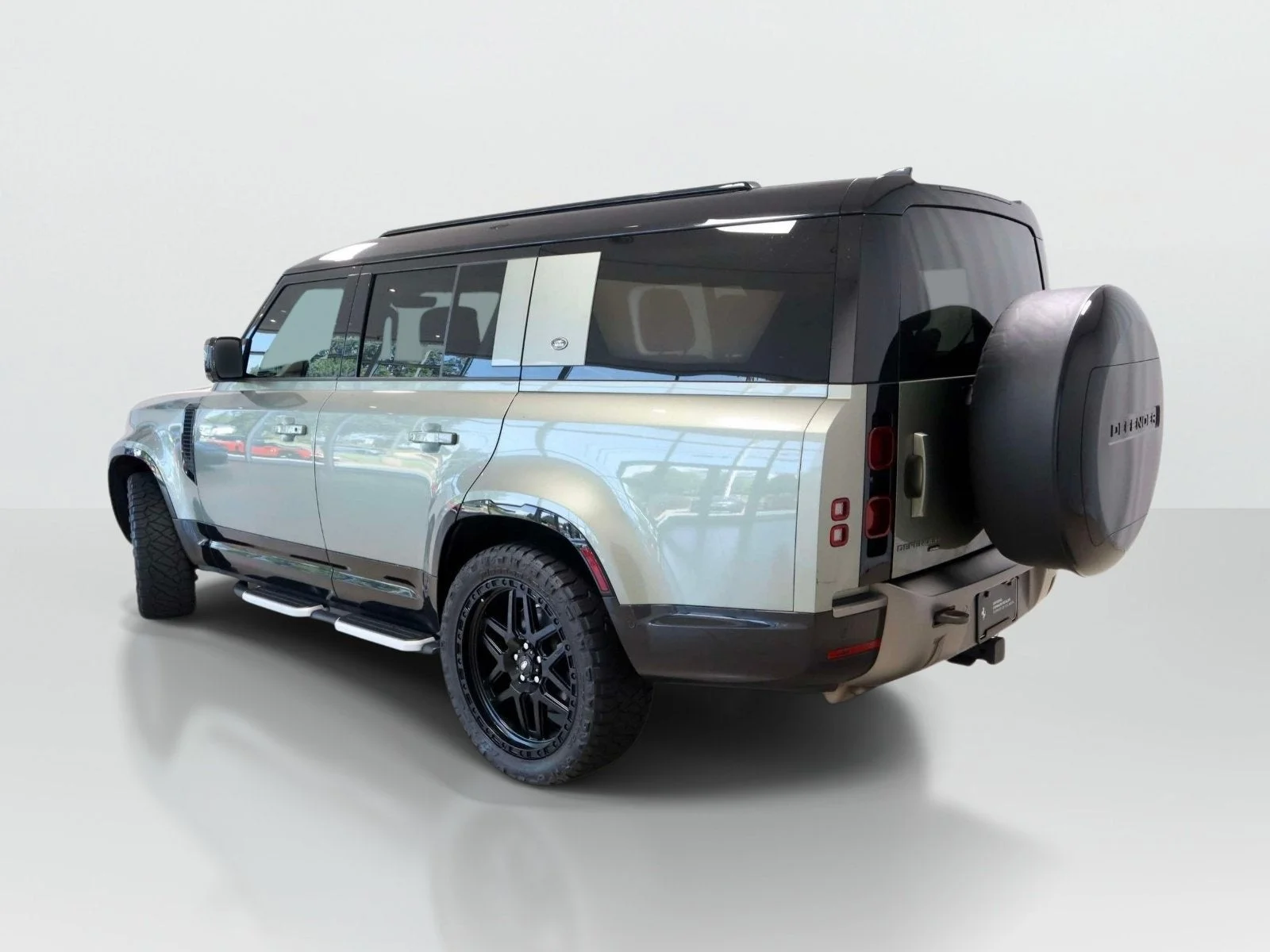 Used 2023 Pangea Green Metallic Land Rover X-Dynamic SE image 3
