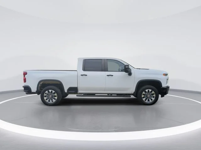 Used 2023 White Chevrolet Custom image 9