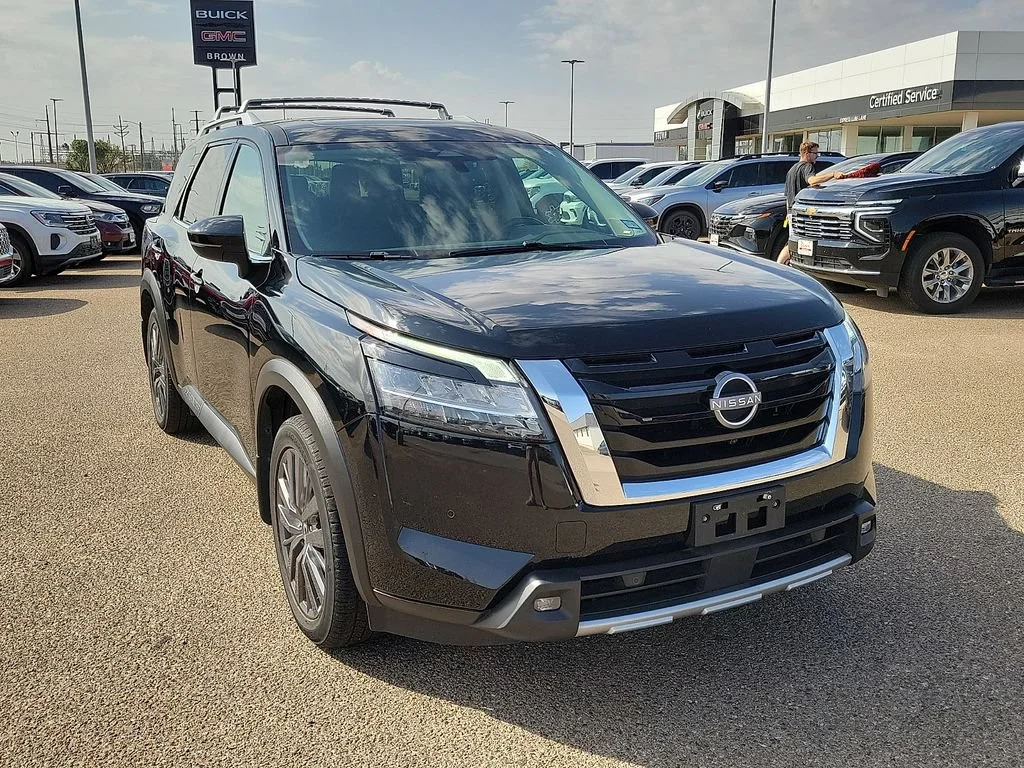 Used 2022  Nissan SL image 2