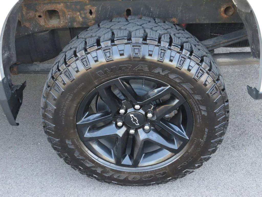 Used 2021 Silver Ice Metallic Chevrolet LT Trail Boss image 15