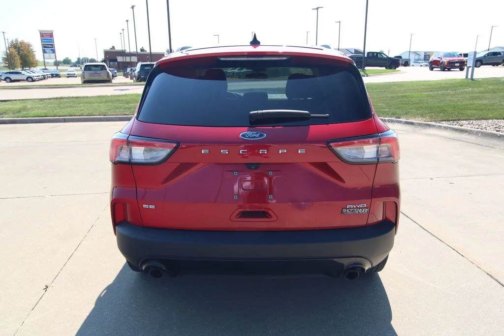 Used 2021 Red Ford SE image 16