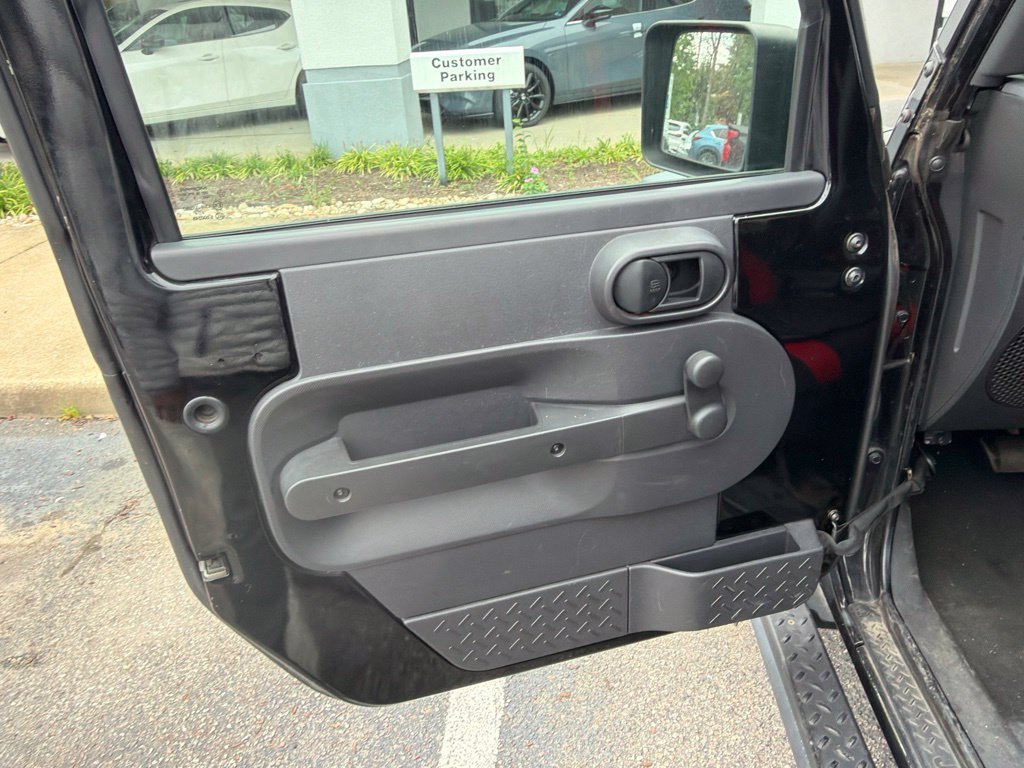 Used 2008 Black Jeep X image 15