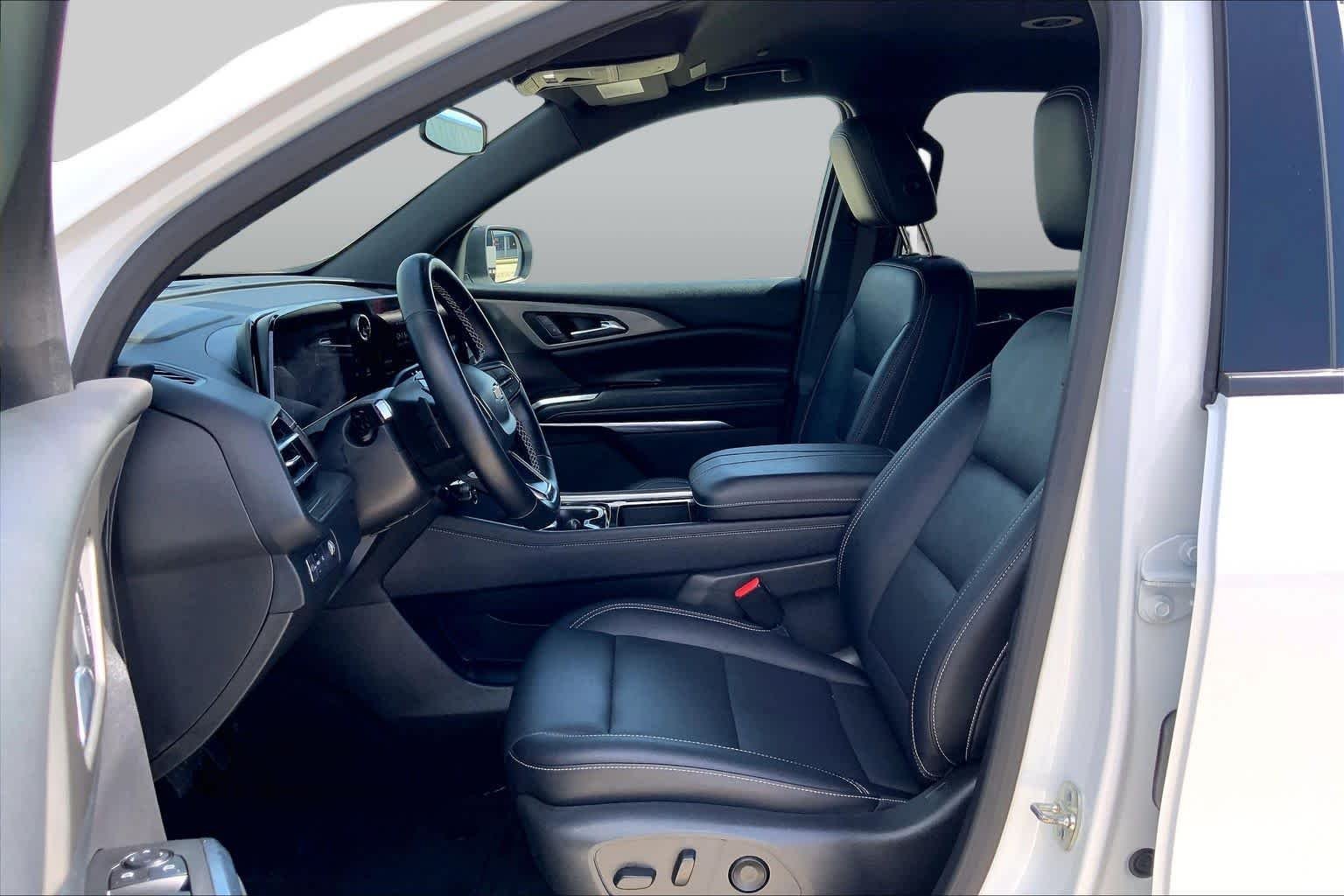 Used 2025 Summit White Chevrolet FWD LT image 8