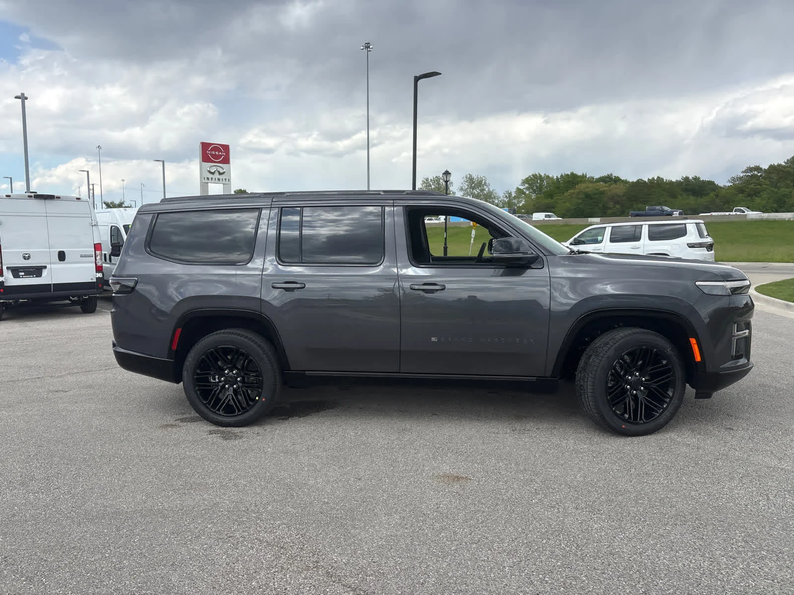 New 2026 Baltic-Gray Metallic Clear-Coat Exterior Paint Jeep Limited Reserve image 10
