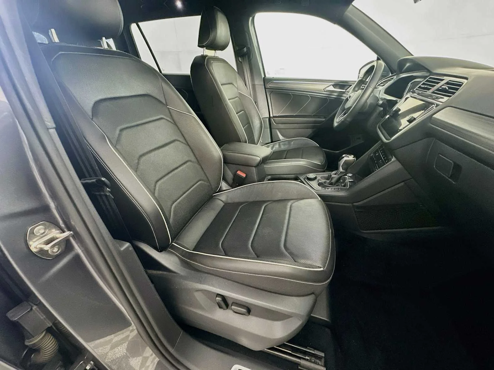 Used 2022 Platinum Gray Metallic Volkswagen SEL R-Line image 28