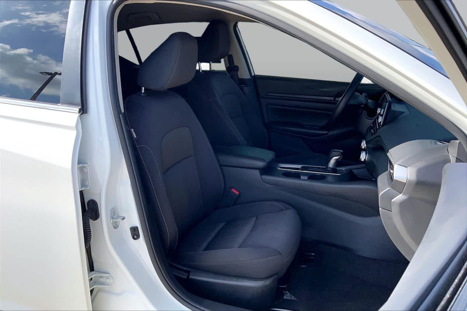 Used 2024 Glacier White Nissan 2.5 S image 9