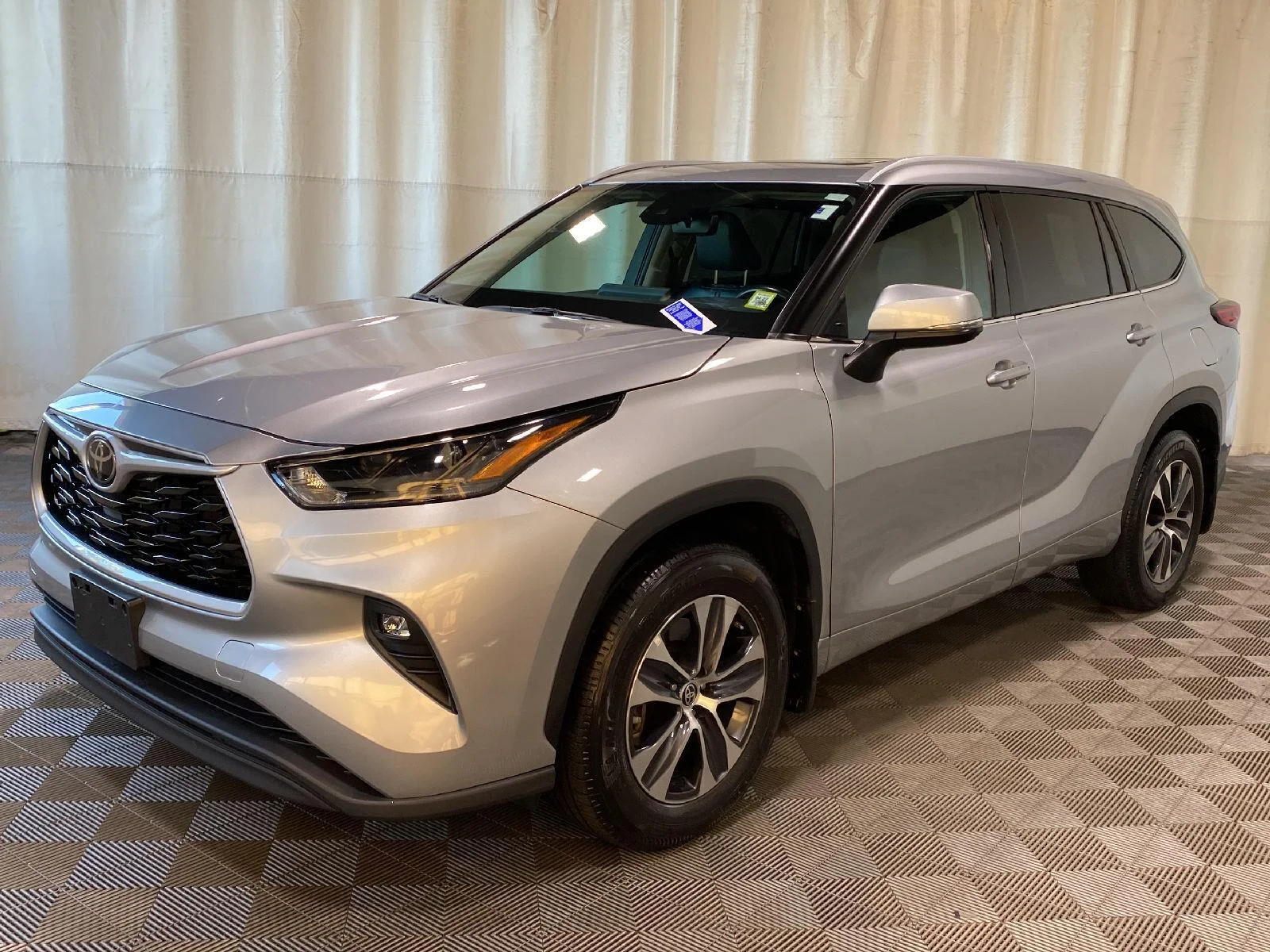 Used 2022 Celestial Silver Metallic Toyota XLE image 7
