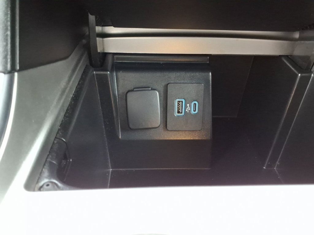 Used 2020 Black Metallic Ford Platinum image 20