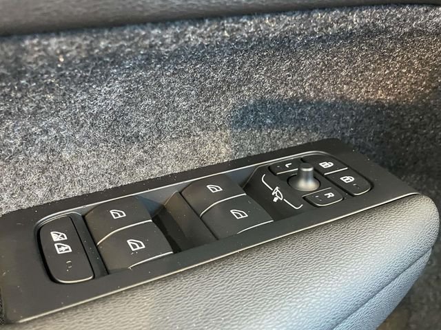 2026 Volvo XC40 Ultra Black Edition - Photo 33