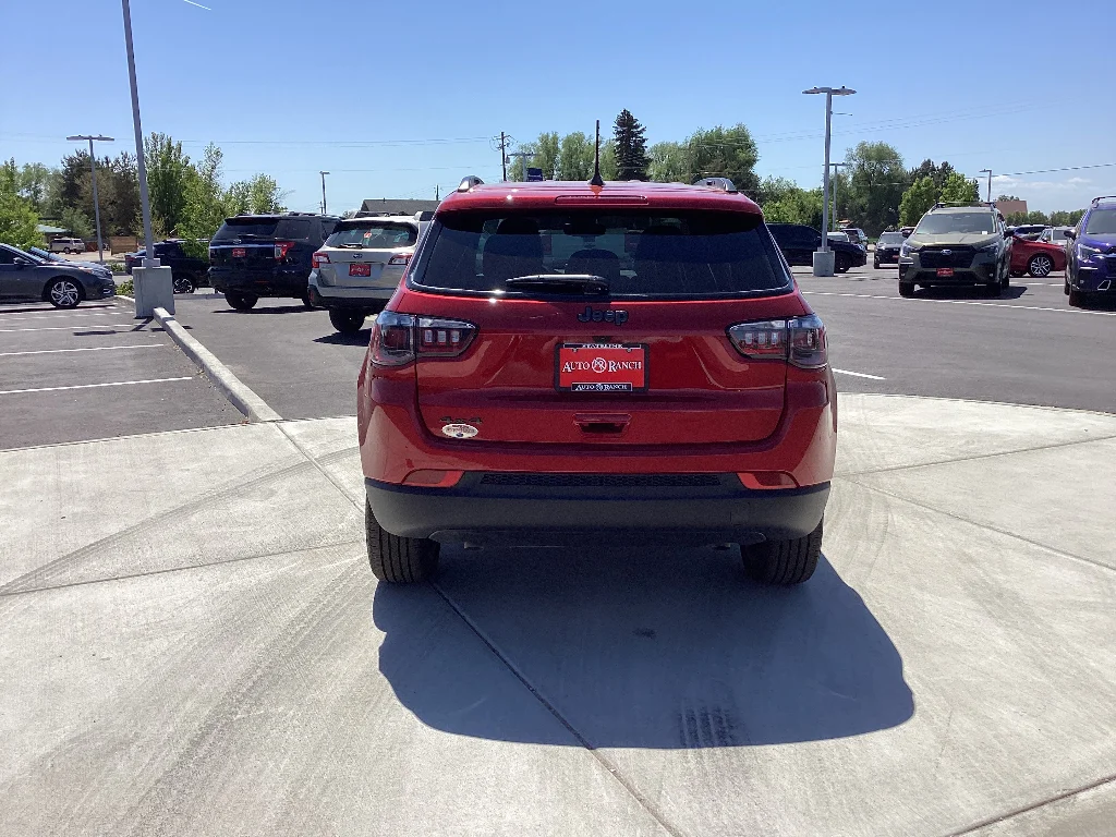 Used 2026 Red Hot Pearlcoat Jeep Latitude Altitude image 4