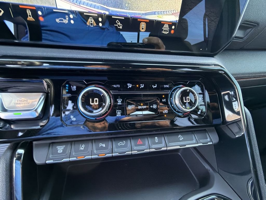 Used 2024 White GMC AT4 image 18