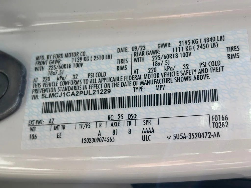Used 2023 White Lincoln Standard image 15