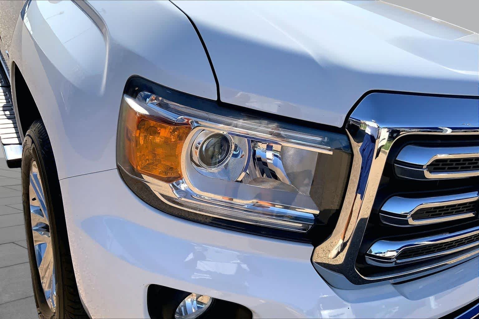 Used 2017 Summit White GMC 4WD SLT image 27