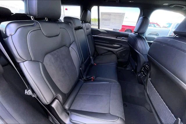 New 2026 Bright White Clear-Coat Exterior Paint Jeep Laredo image 27