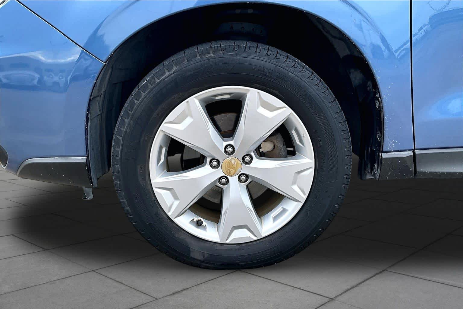 Used 2016 Quartz Blue Pearl Subaru 2.5i Limited image 10