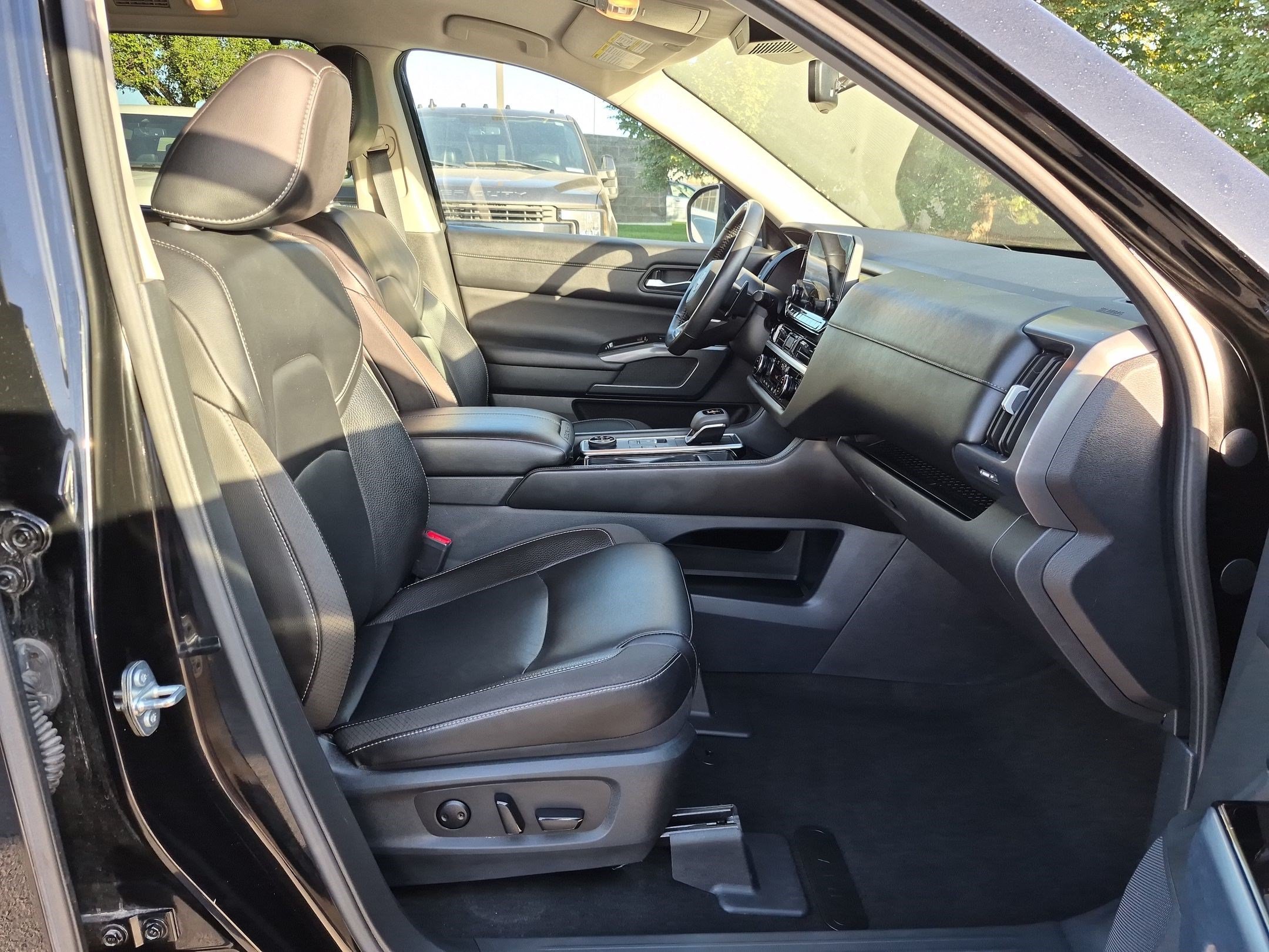 Used 2025 Black Nissan SL image 31