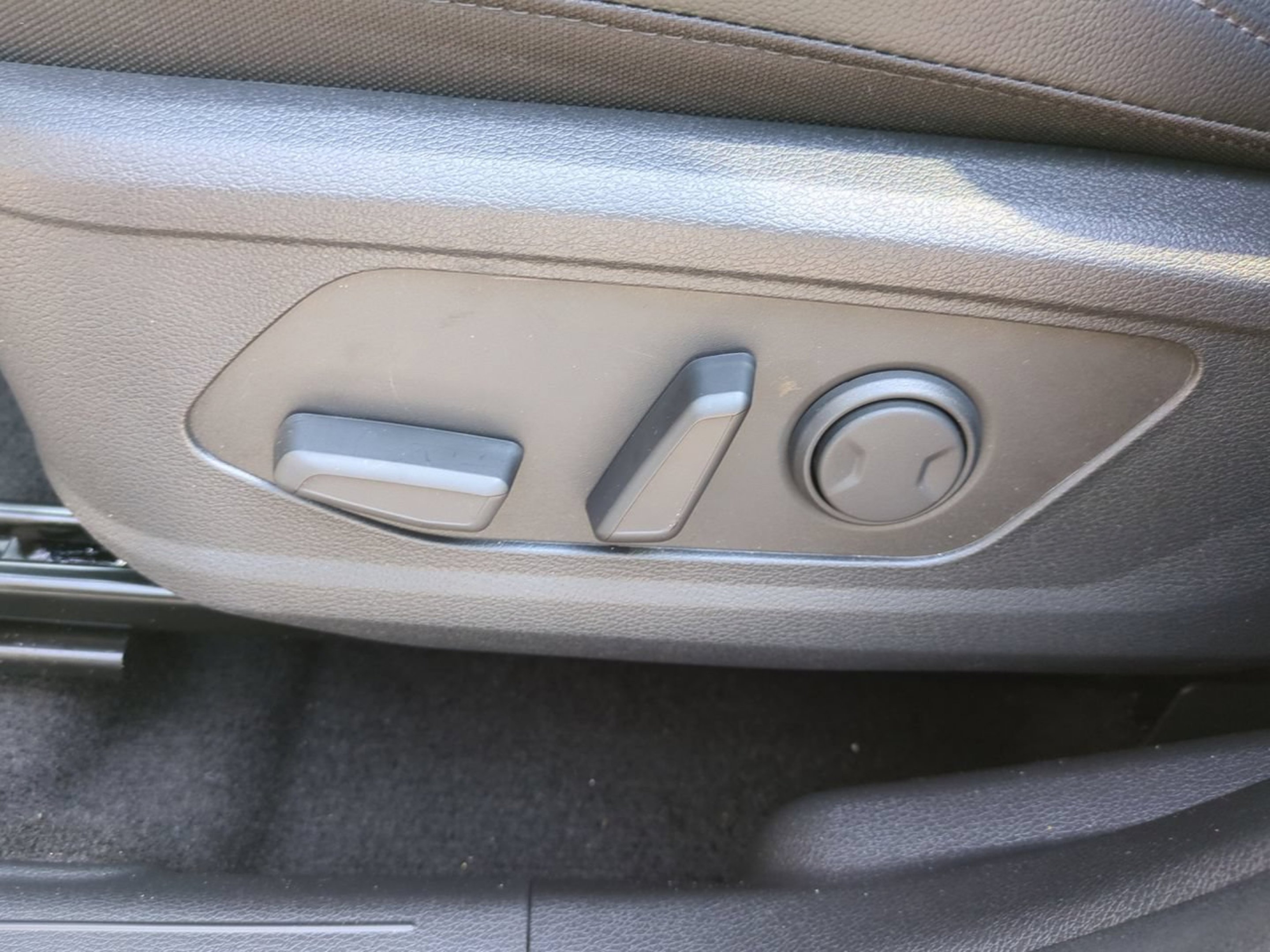 New 2026 Glacial White Pearl Kia EX image 23