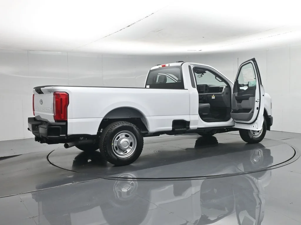 New 2027 Oxford White Ford XLT image 5