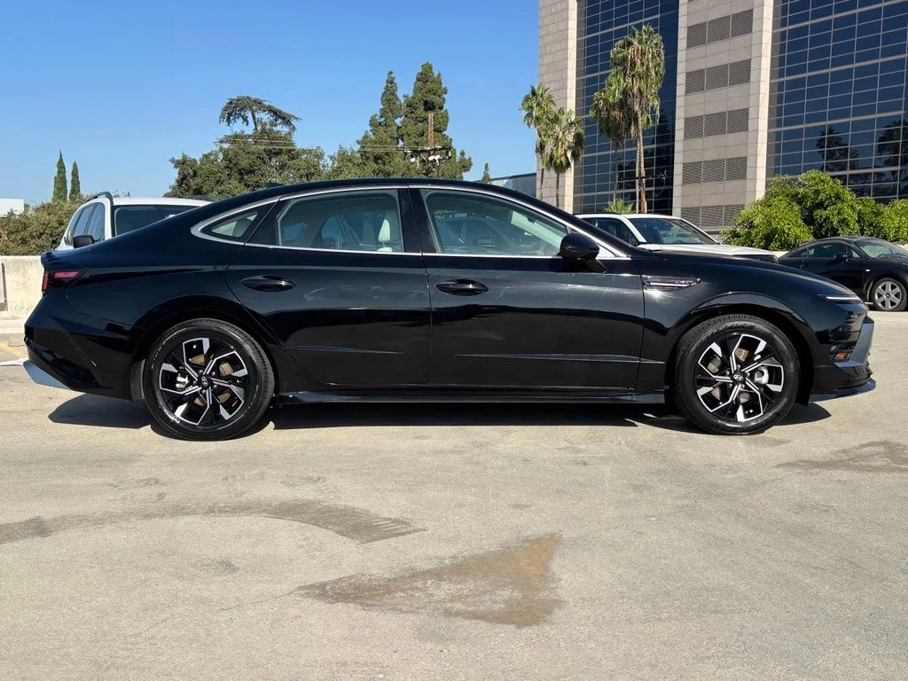 Used 2025 Black Hyundai SEL image 2