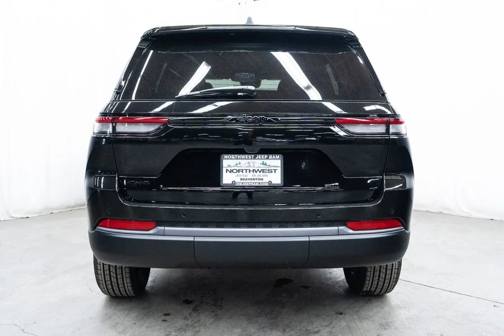 New 2026 Diamond Black Crystal Pearl-Coat Exterior Paint Jeep Altitude image 5