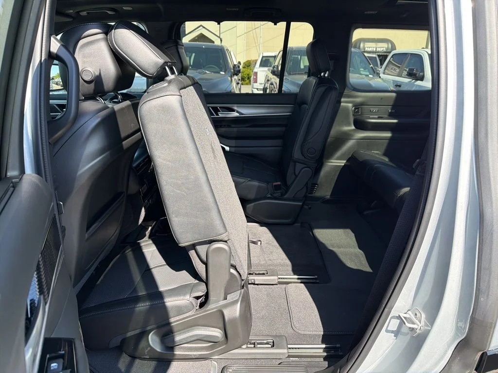 New 2026 Silver-Zynith Exterior Paint Jeep Limited Reserve image 27