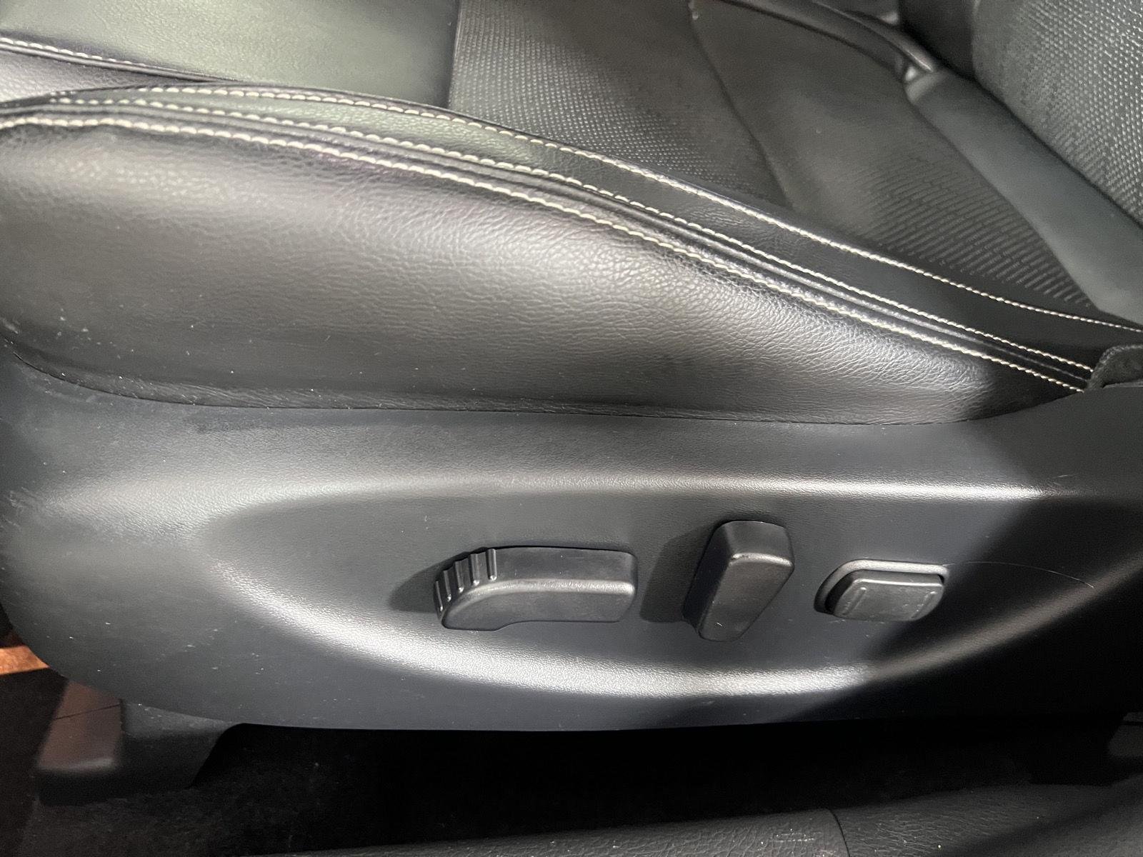 Used 2020 Pearl White Tricoat Nissan SL image 16