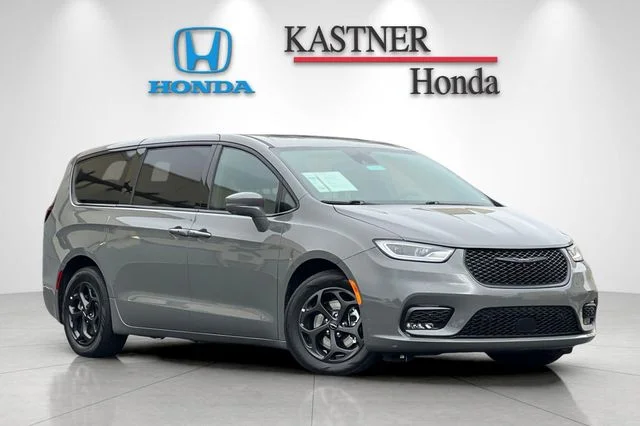 2022 Chrysler Pacifica Hybrid Limited Hybrid's photo