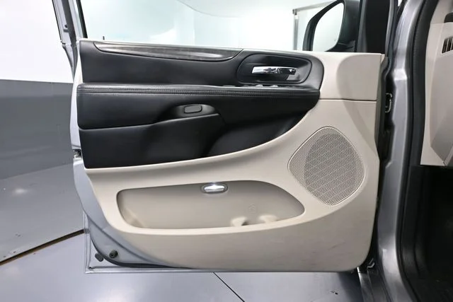 Used 2013 Silver Dodge SXT image 17