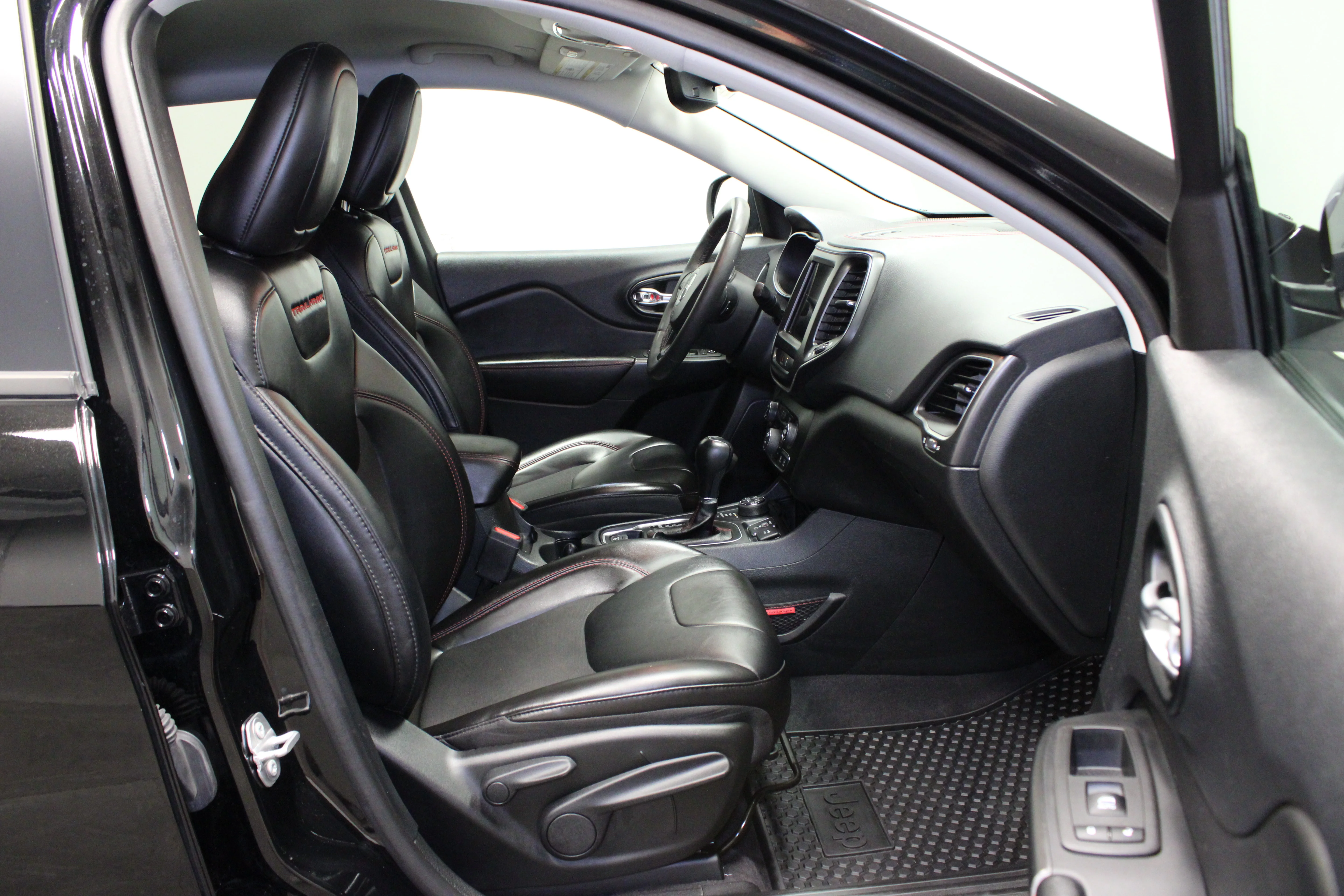 Used 2022 Diamond Black Crystal Pearlcoat Jeep Trailhawk image 12