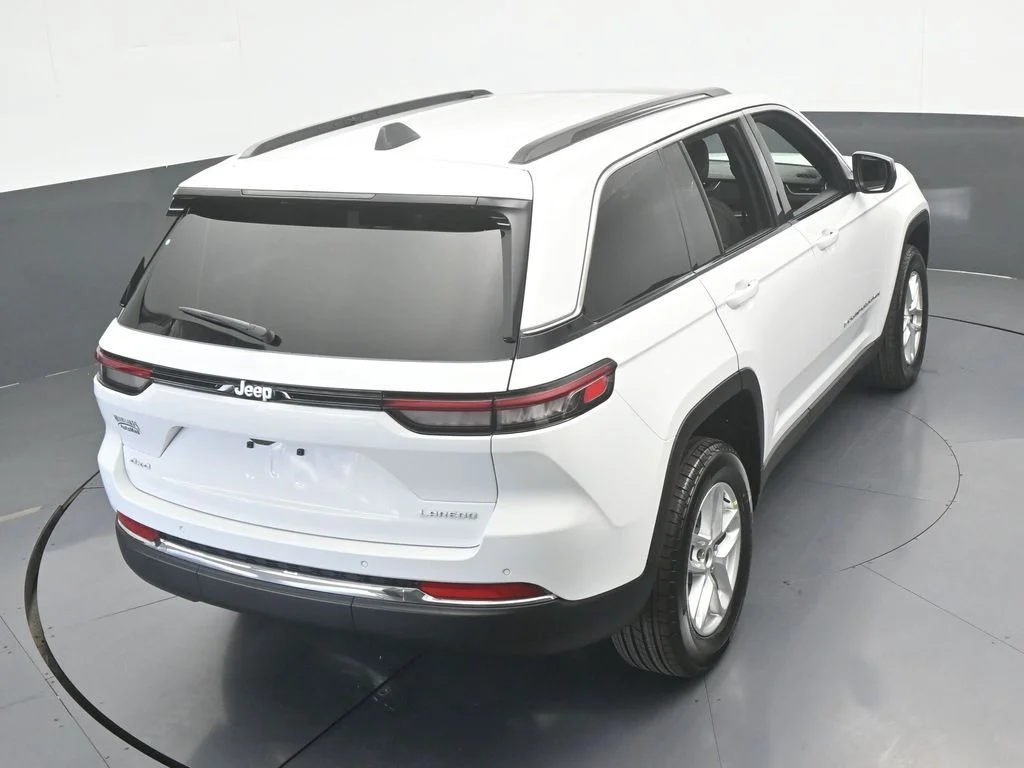 New 2026 Bright White Clear-Coat Exterior Paint Jeep Laredo X image 47
